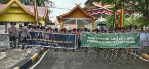 Polwan Jadi Garda Terdepan Pengamanan Aksi Unjuk Rasa di DPRD Riau